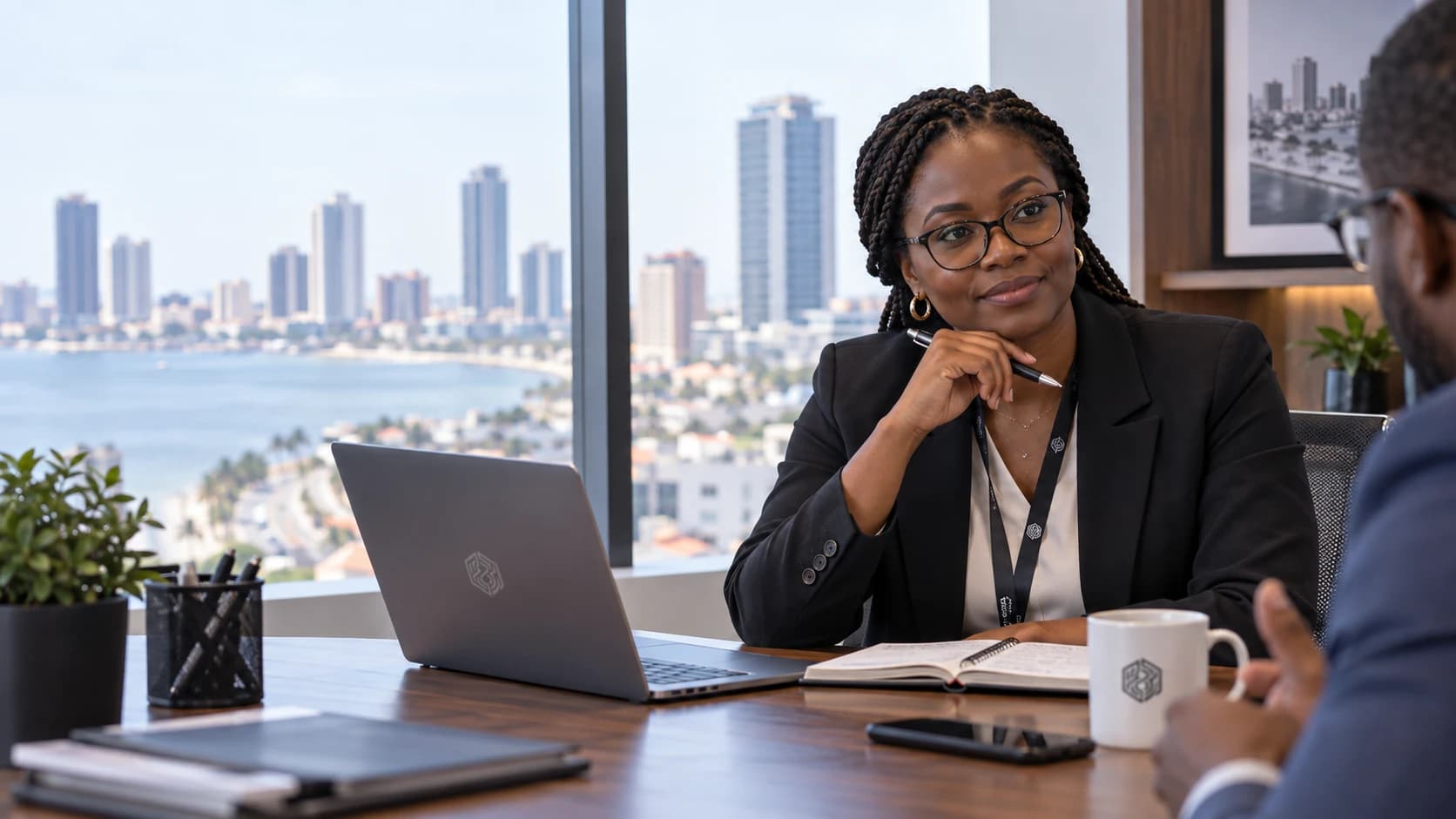 Consultora da BMST em Luanda numa reunião de escuta e diagnóstico com um cliente empresarial.