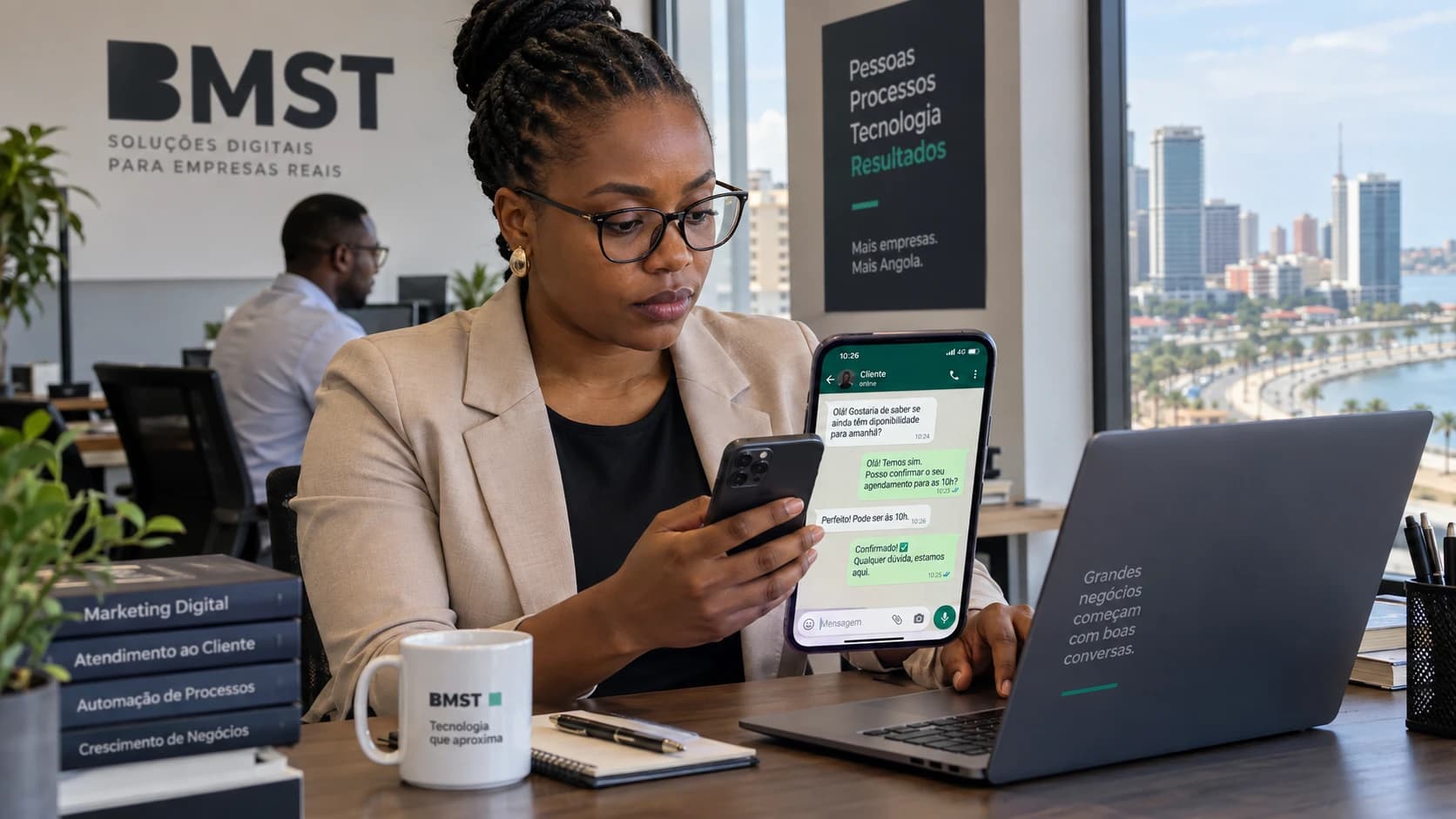 Profissional da BMST em Luanda a gerir atendimento a clientes via WhatsApp num contexto empresarial.