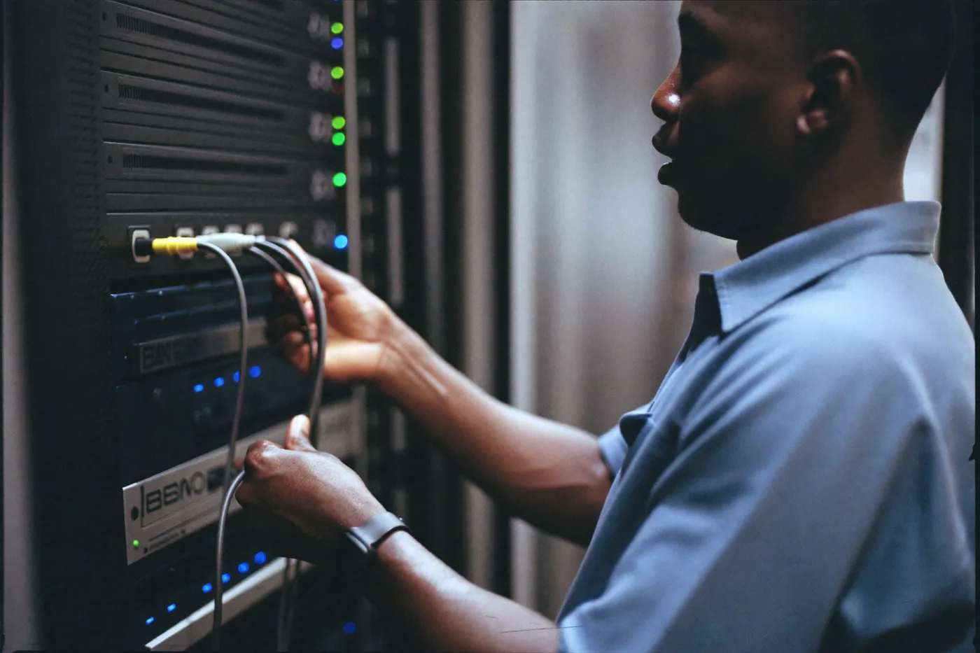Engenheiro de sistemas a trabalhar numa sala de servidores